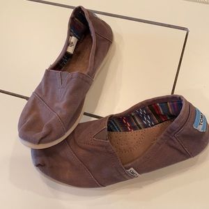 Tom’s classic slip on brown